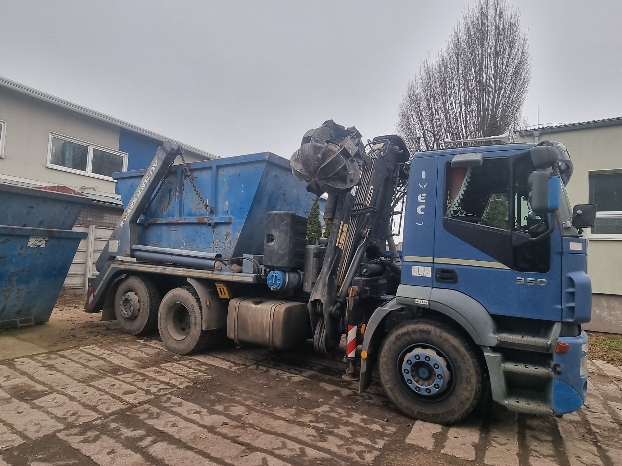 Nakládka hydraulickou rukou s drapákom