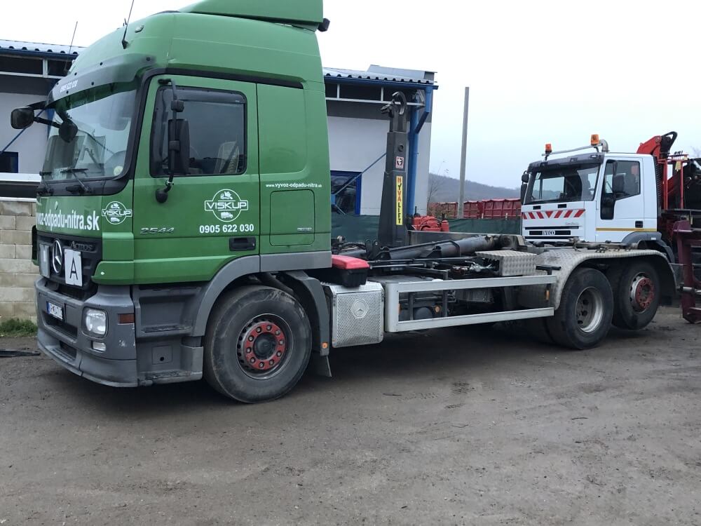 Pristavenie veľkokapacitného kontajnera